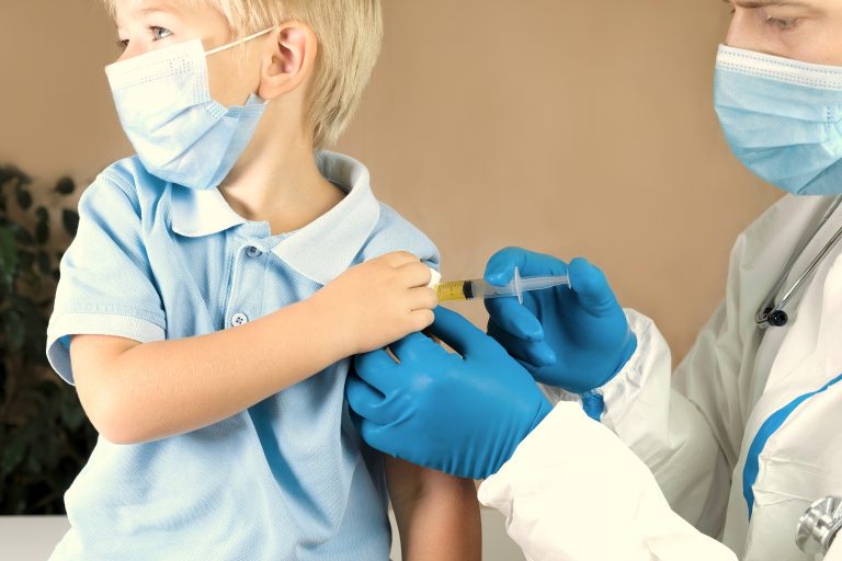 Efectos secundarios de las vacunas infantiles