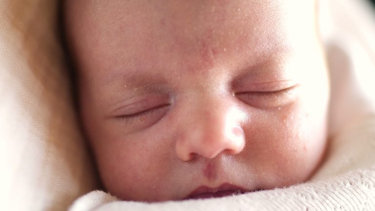 Una jueza del Registro Civil elige el nombre del bebé en contra de sus padres