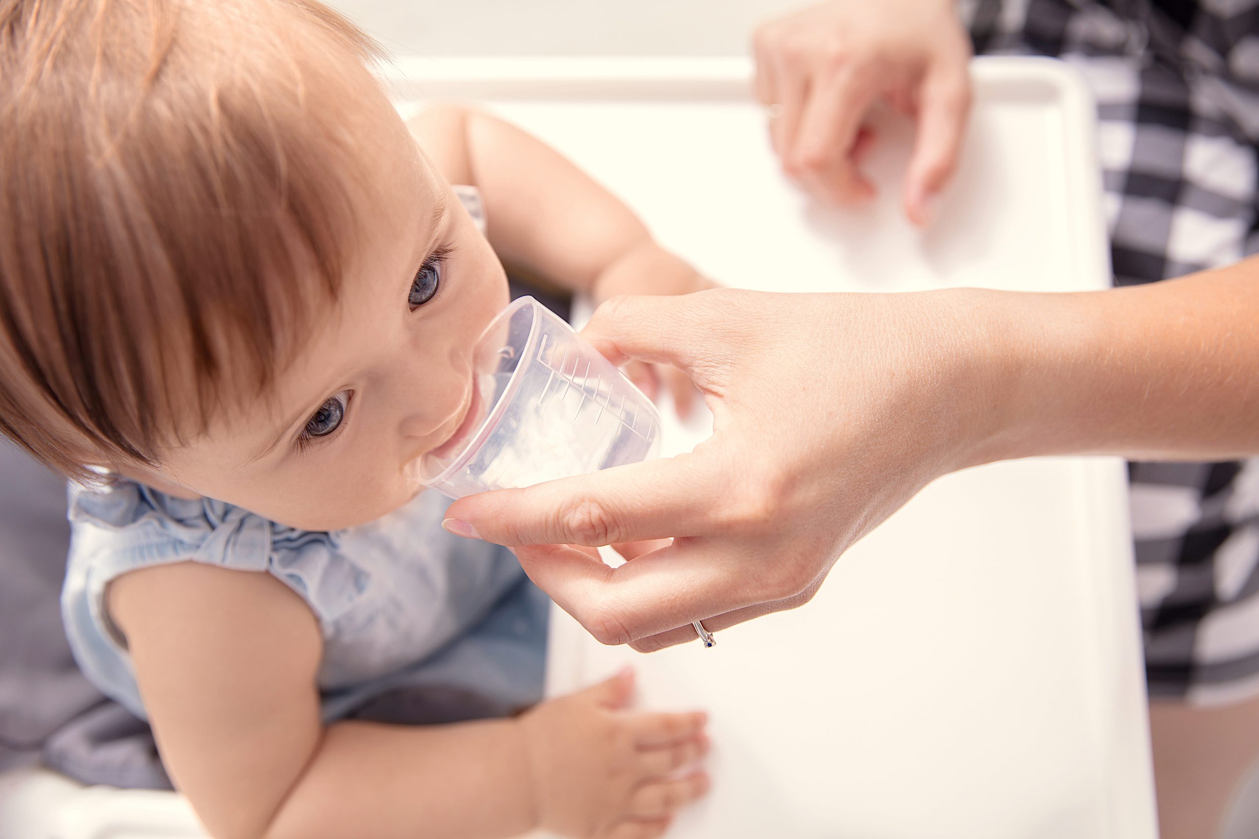 No dar agua a los bebés hasta los seis meses