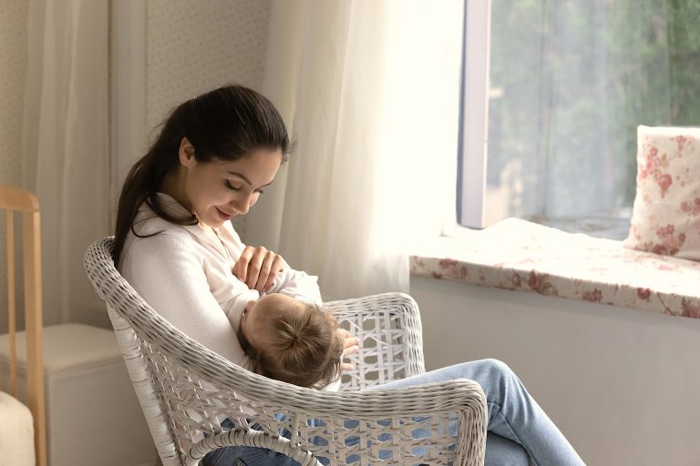 No dar agua a los bebés hasta los seis meses