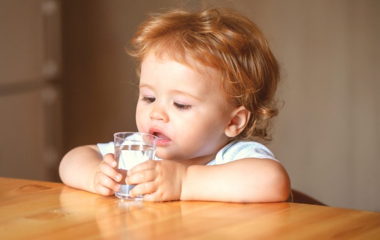 No dar agua a los bebés hasta los seis meses