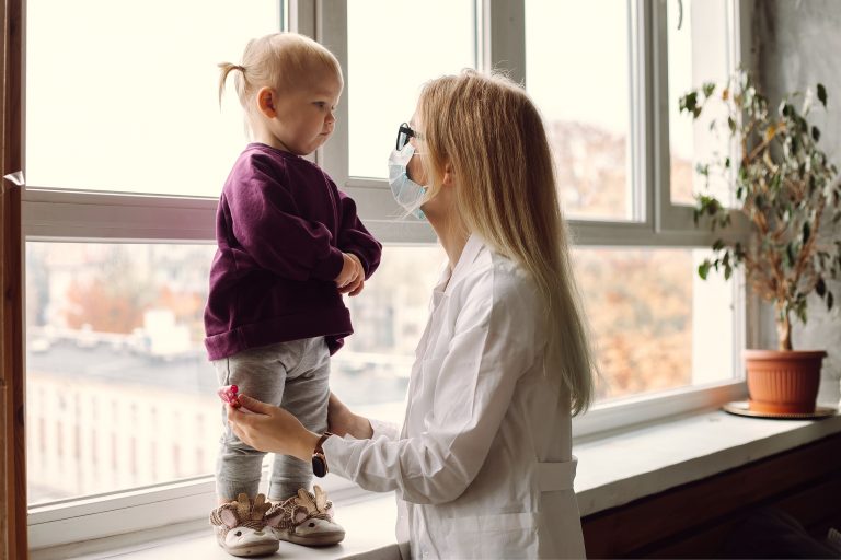 Nuevas variantes COVID en embarazadas, bebés y niños