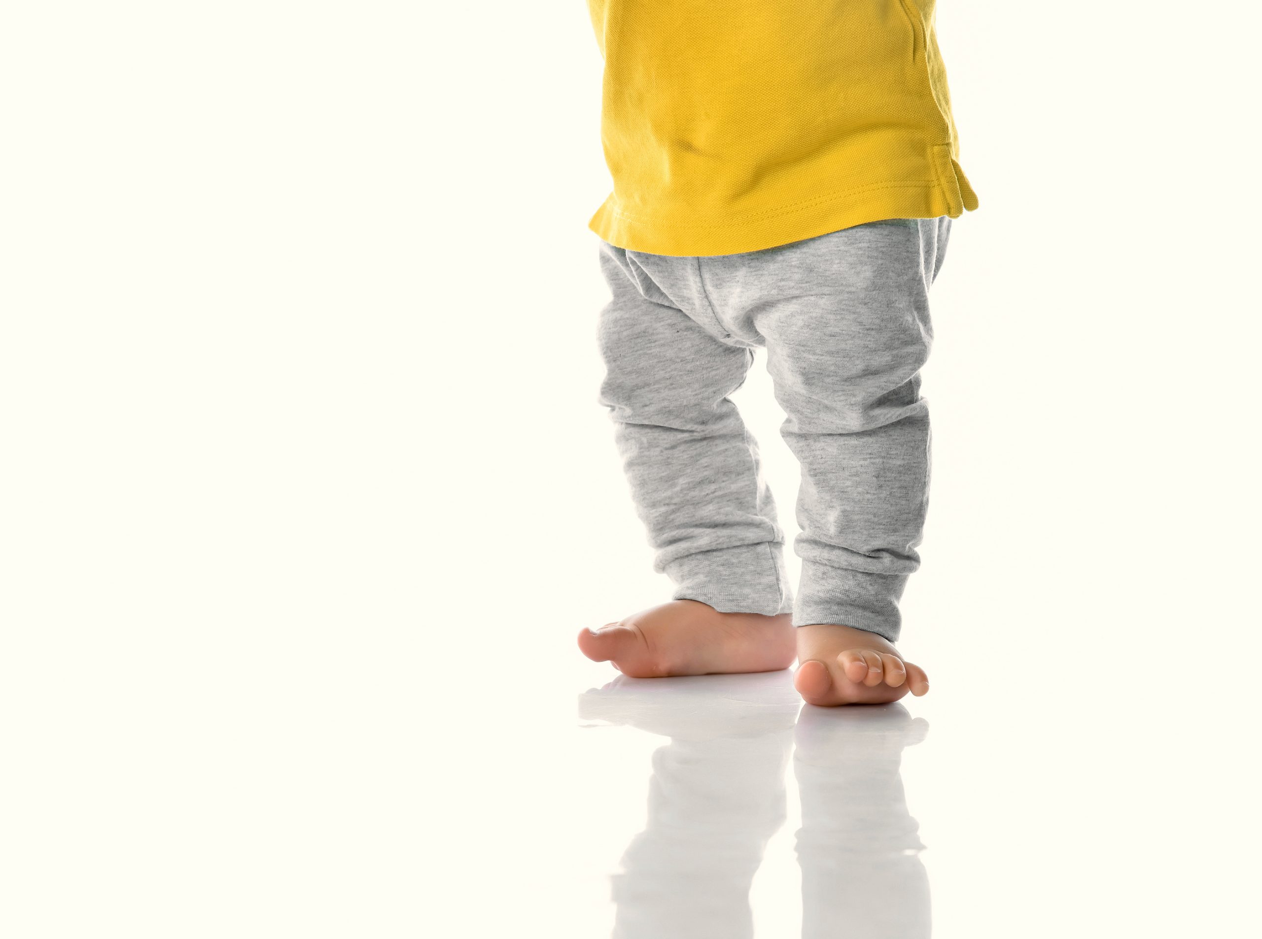 ¿Es buena idea usar zapatos heredados en la infancia?