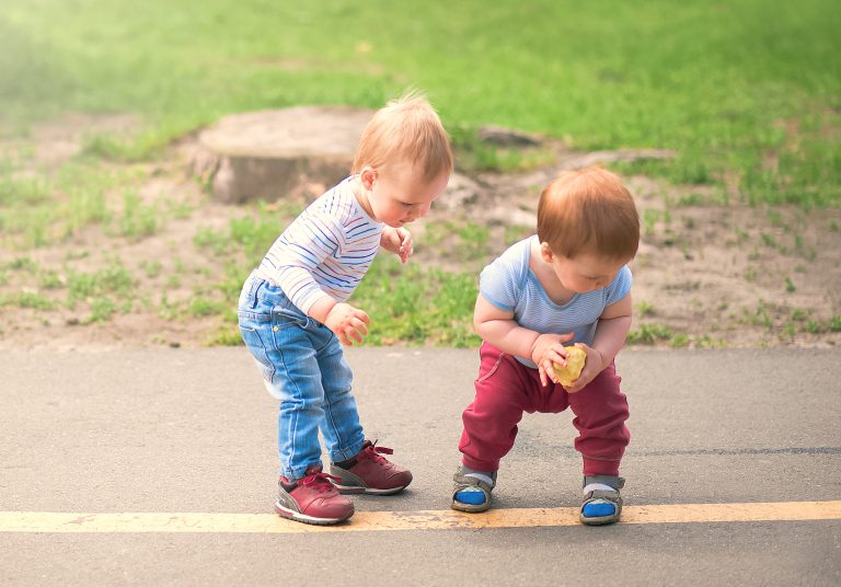 ¿Es buena idea usar zapatos heredados en la infancia?