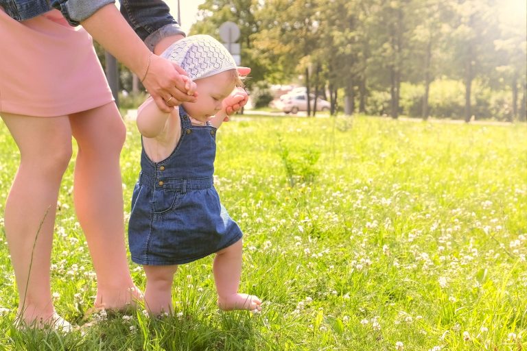 ¿Es buena idea usar zapatos heredados en la infancia?