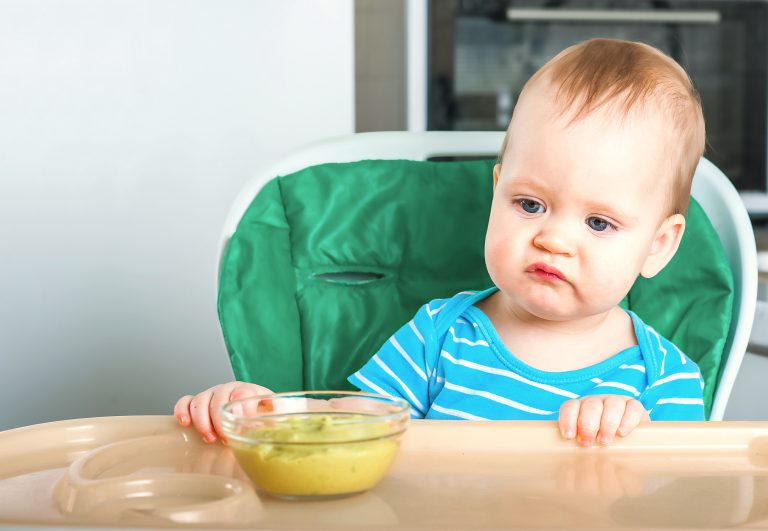 ¿Qué pasa si mi bebé no quiere comer y solo quiere pecho?