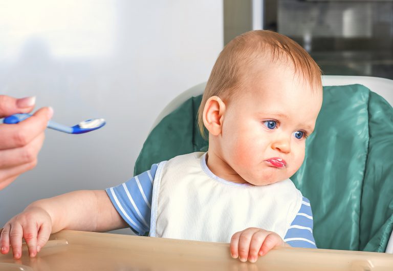 ¿Qué pasa si mi bebé no quiere comer y solo quiere pecho?