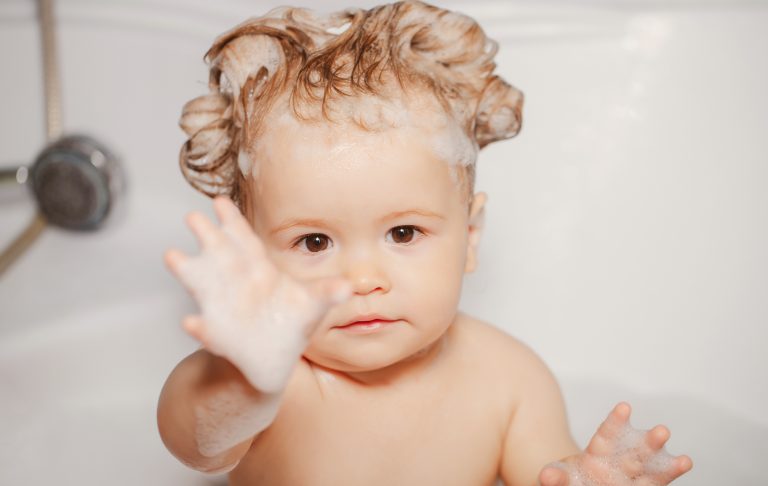 ¿Cada cuánto hay que lavar el pelo a los niños?