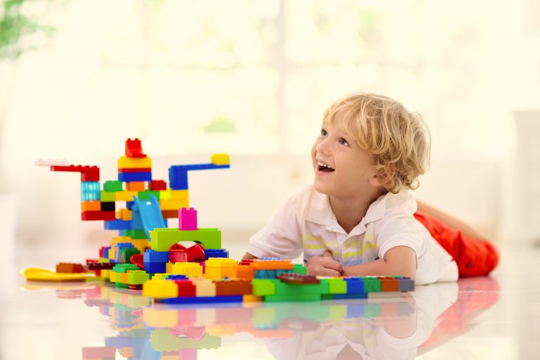 ¿Cómo juegan los niños en la primera infancia?