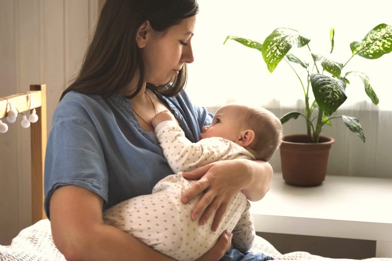 La leche materna reduce las alergias y dermatitis en bebés