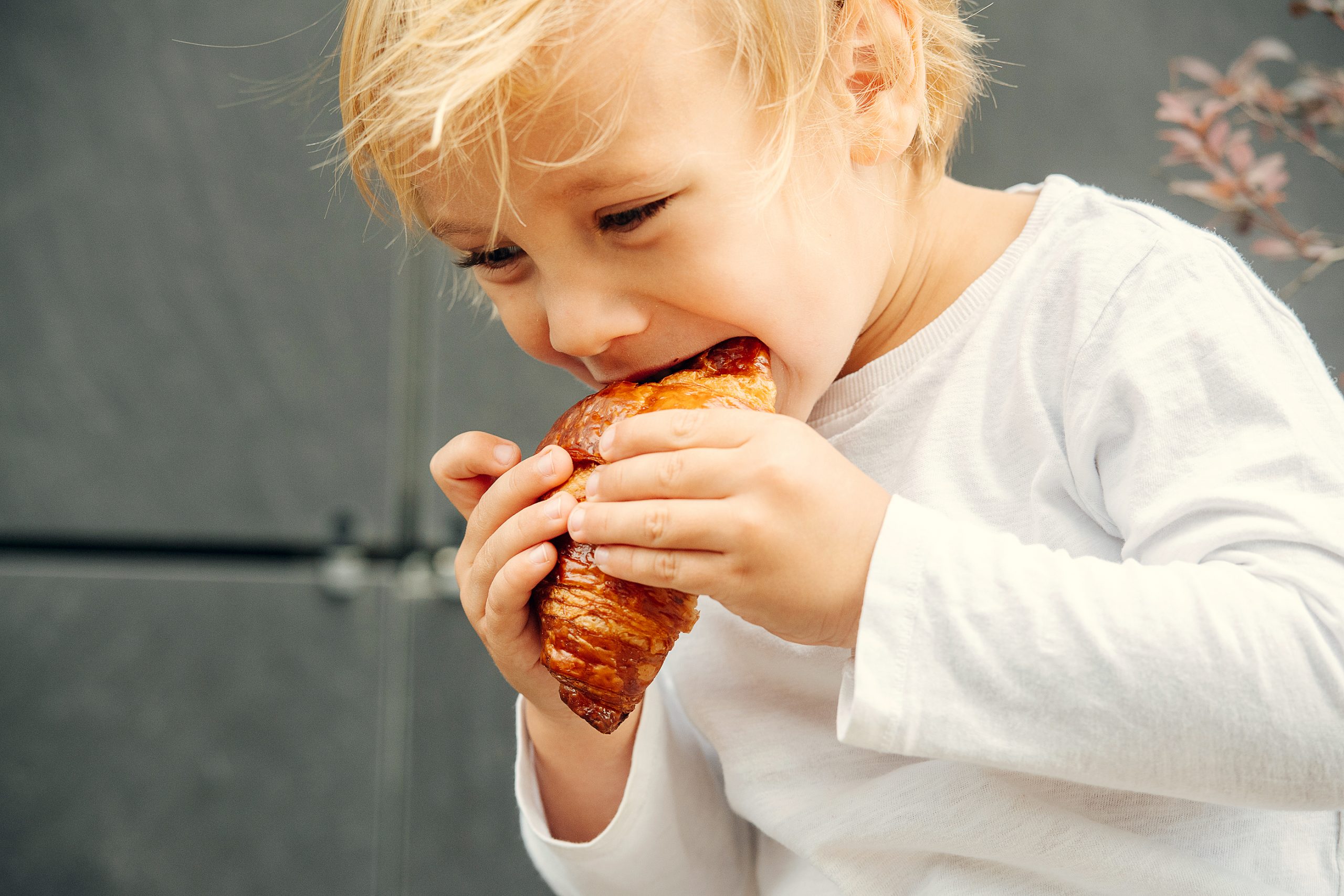 Qué hacer cuando un niño come demasiado