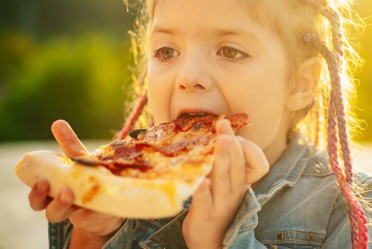 Qué hacer cuando un niño come demasiado