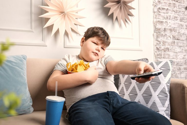 Qué hacer cuando un niño come demasiado