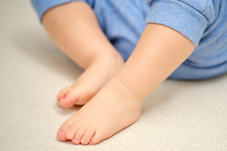 Trucos para elegir bien la talla de zapatos de los niños