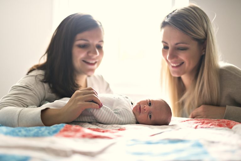 Baja por maternidad larga previene la depresión postparto