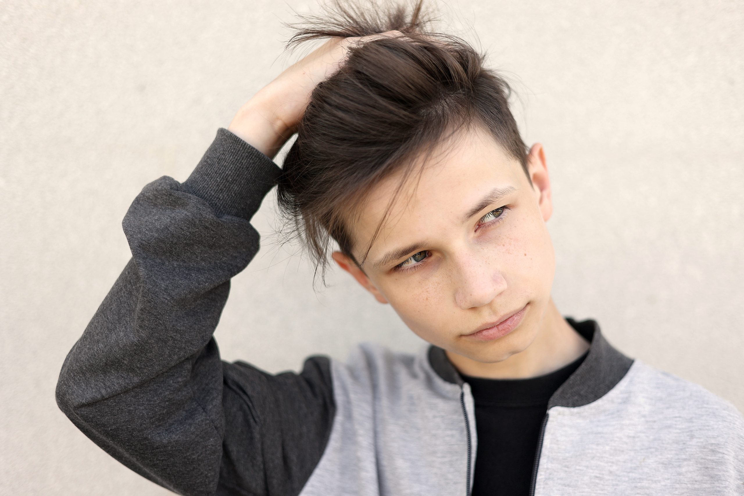Alerta sanitaria: Brote de tiña en adolescentes por un corte de pelo