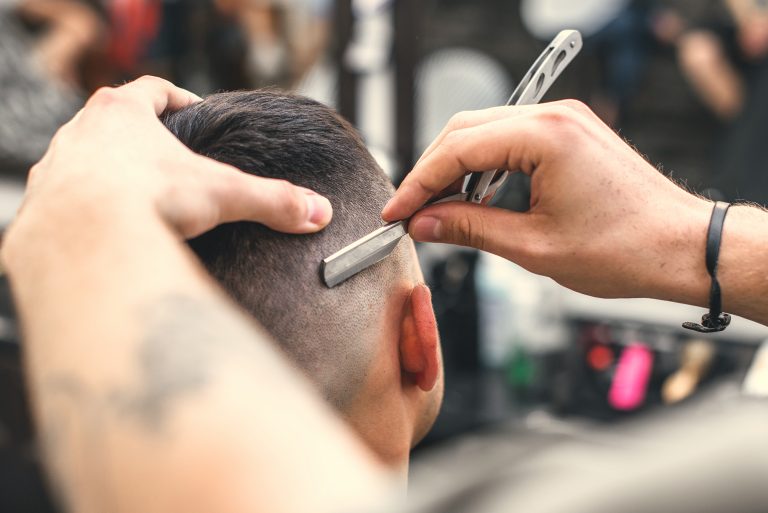 Alerta sanitaria: Brote de tiña en adolescentes por un corte de pelo