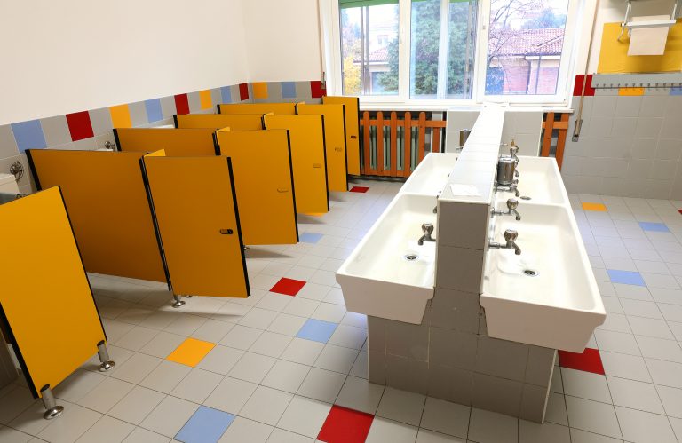 ¿Qué pasa si no te dejan ir al baño en el colegio?