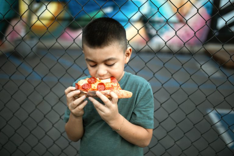 Una mala alimentación acorta la infancia de niños y niñas