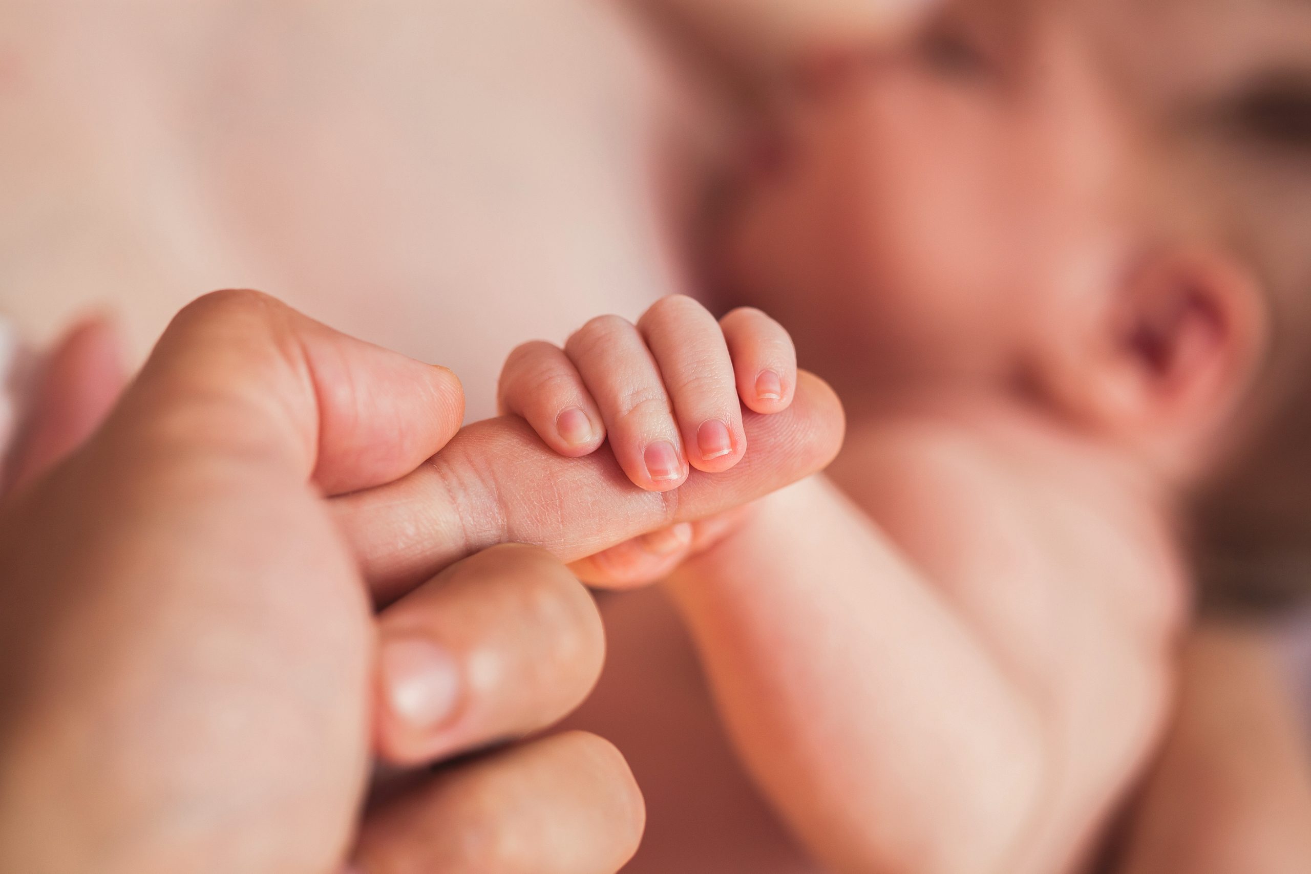 OMS reclama a Gobiernos baja de maternidad de 6 meses