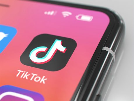 ¿Menores de 18 no podrán usar TikTok más de una hora al día?