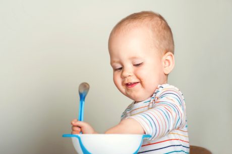 ¿Cuándo empiezan los bebés a comer sal?