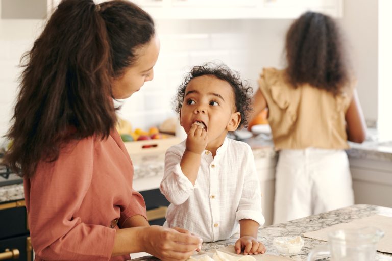 ¿Cuándo empiezan los bebés a comer sal?