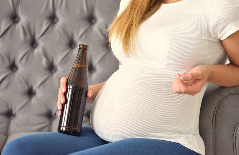 Beber alcohol embarazada puede alterar la cara del bebé