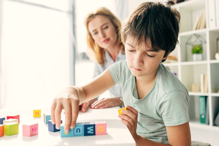 Niños con dislexia no reciben el apoyo que necesitan en el colegio