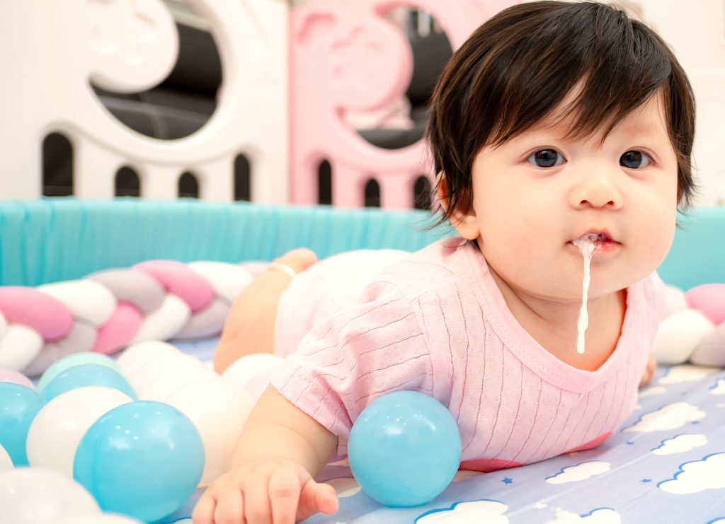 Bebe recien nacido sales vomita despues de comer