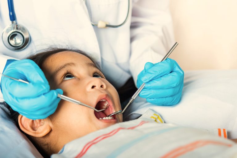 Gafas y tratamientos dentales gratuitos a menores en Madrid