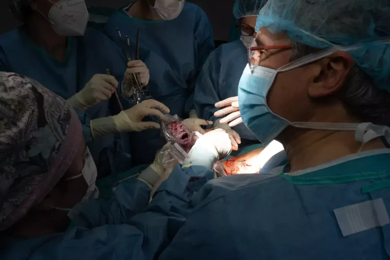 Nace el primer bebé gestado tras un trasplante de útero en España