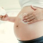 Detectan químicos de cosméticos en cordón umbilical de bebés