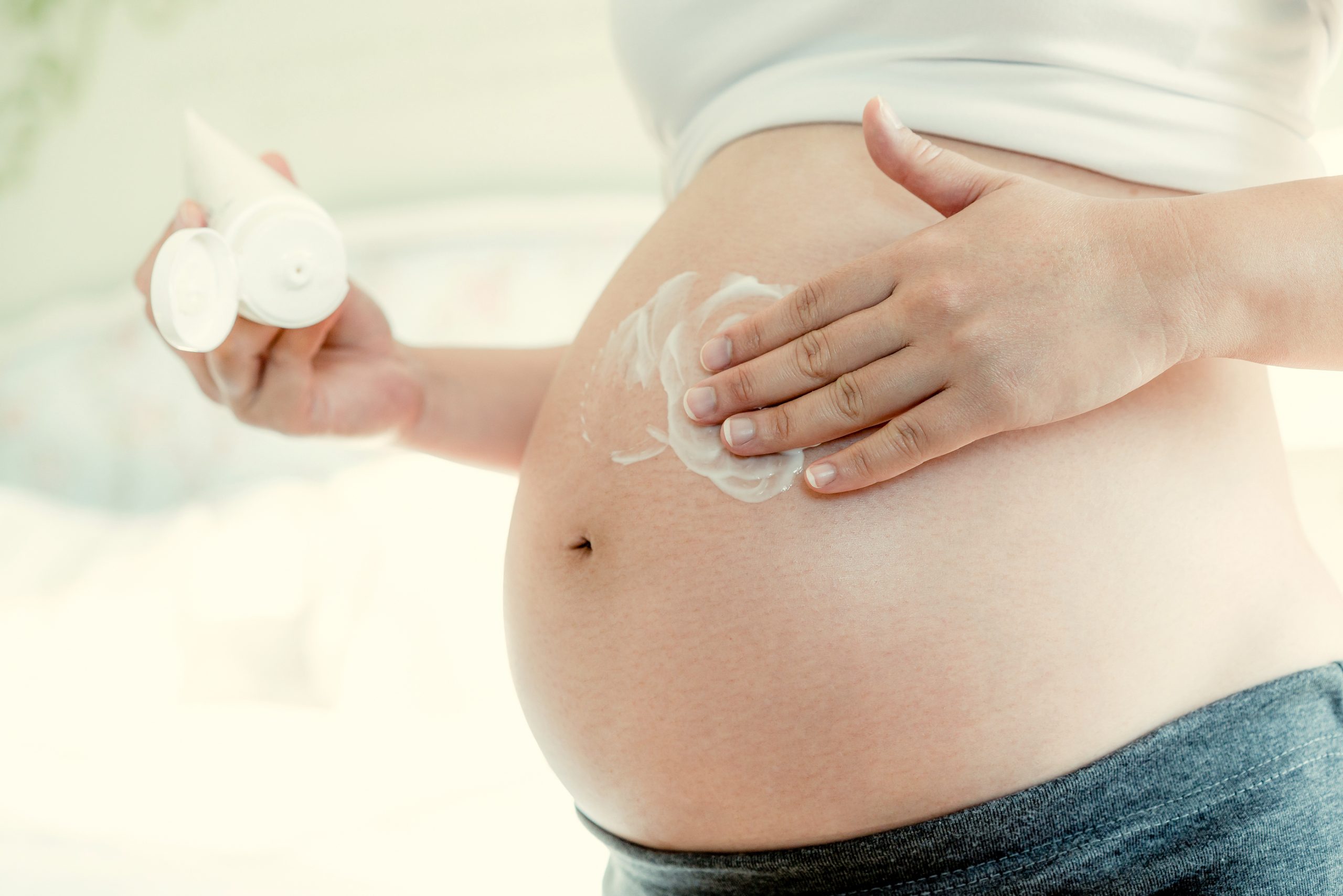 Detectan químicos de cosméticos en cordón umbilical de bebés
