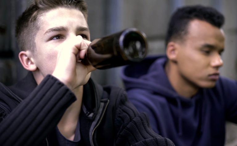 ¿Cómo afecta el consumo de alcohol en los adolescentes?