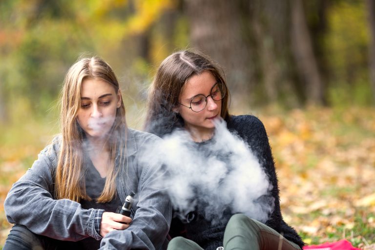 Fumadores adolescentes, mayor riesgo de tabaquismo