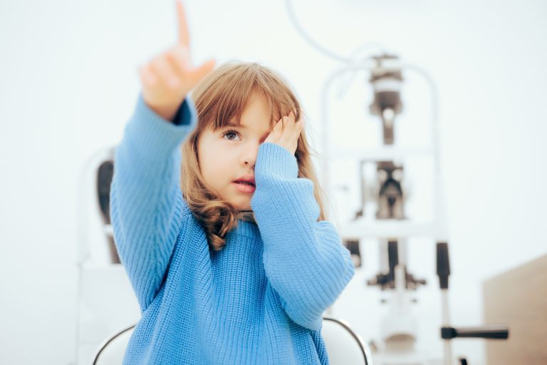 ¿Cómo se corrige la miopía en niños?