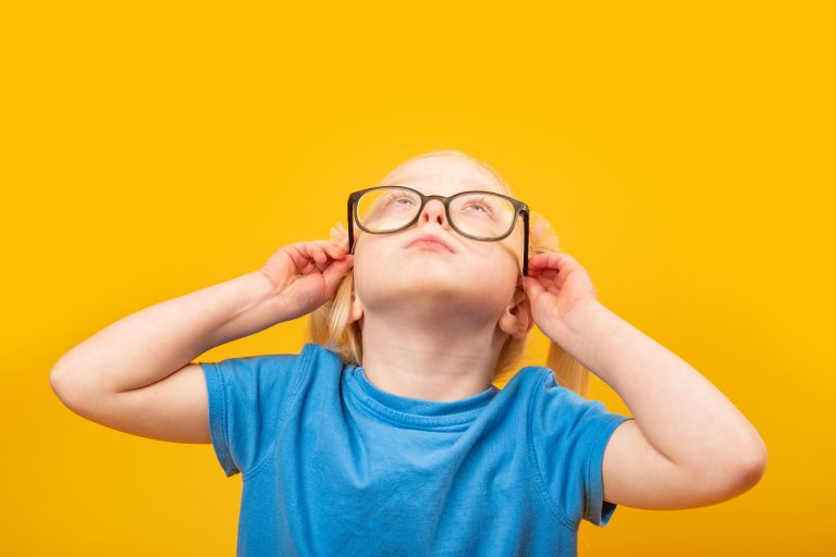 ¿Cómo se corrige la miopía en niños?