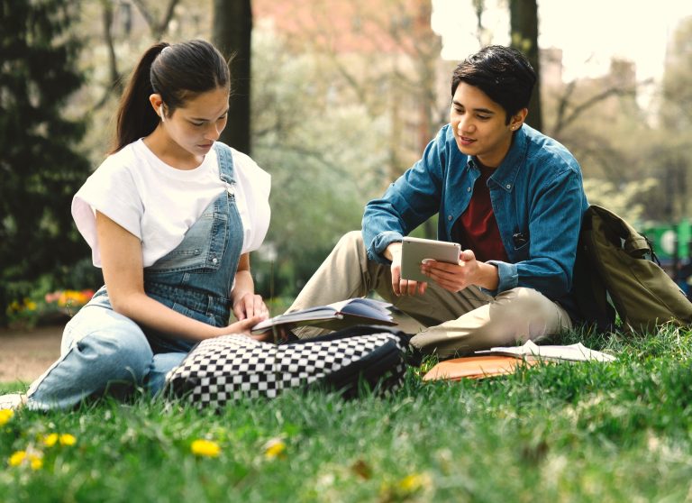 Suecia abandona las pantallas en las aulas y vuelve a los libros