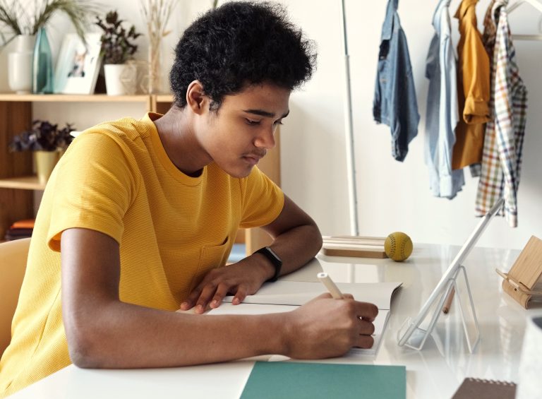 Suecia abandona las pantallas en las aulas y vuelve a los libros