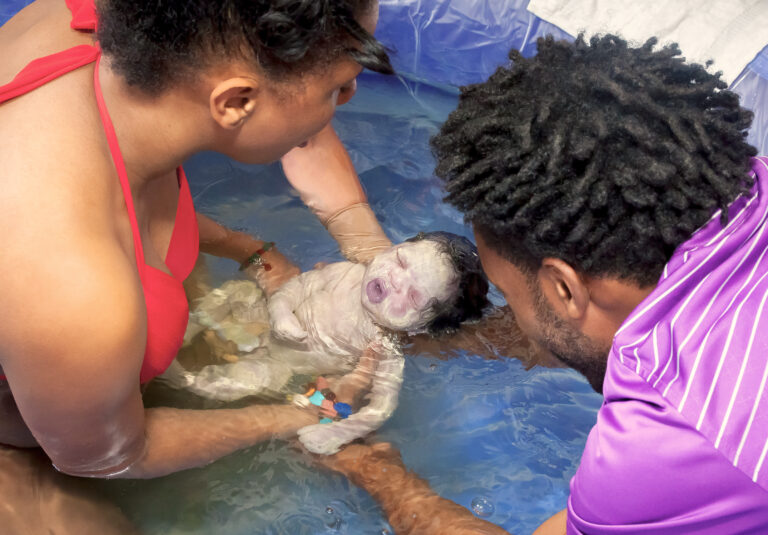 El parto en el agua mejora los resultados neonatales