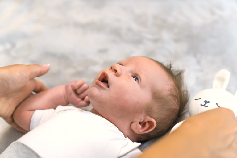 El habla del cuidador da forma al cerebro infantil