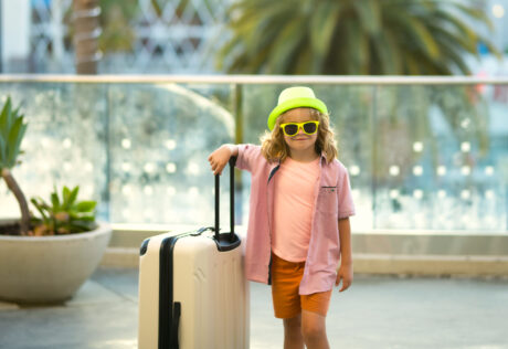 Cuándo pueden viajar los niños solos en avión, tren, barco o bus