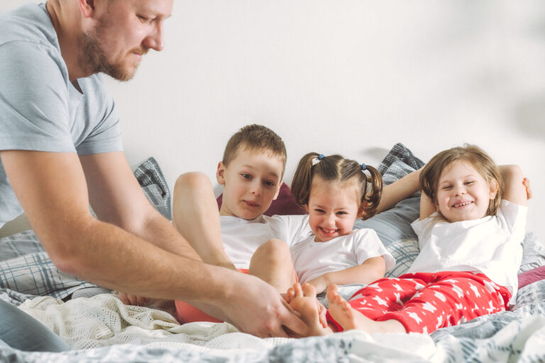 Reír ayuda a los niños a dormir mejor