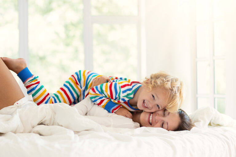 Reír ayuda a los niños a dormir mejor