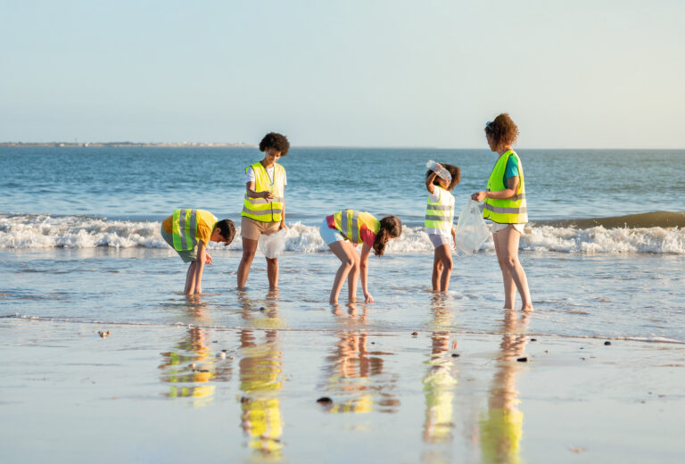 Voluntariado infantil: Ayudar a otros hace florecer a los niños