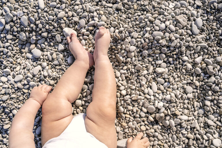 Los zapatos de bebé no deben sujetar el tobillo ni ser rígidos - CSC