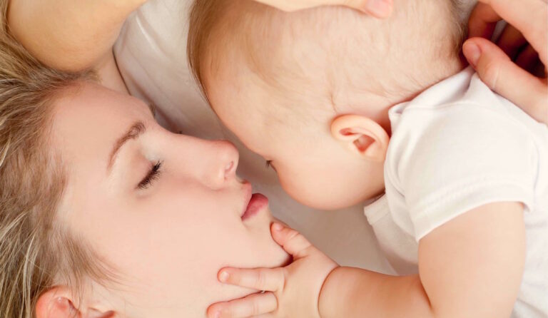Lactancia materna y sueño: Los bebés que lactan duermen más