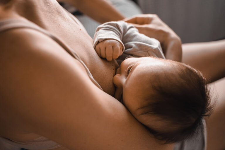 Lactancia materna y sueño: Los bebés que lactan duermen más