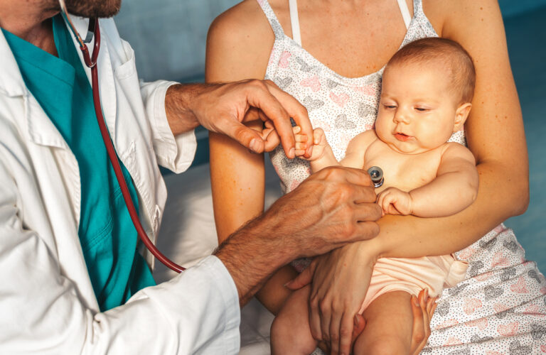 CDC advierten: El aumento de casos de VSR entre niños y bebés